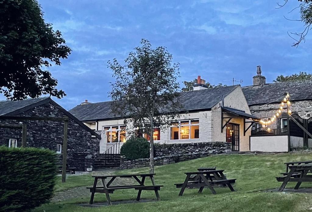 Cross Keys Inn Tebay  Kültér fotó
